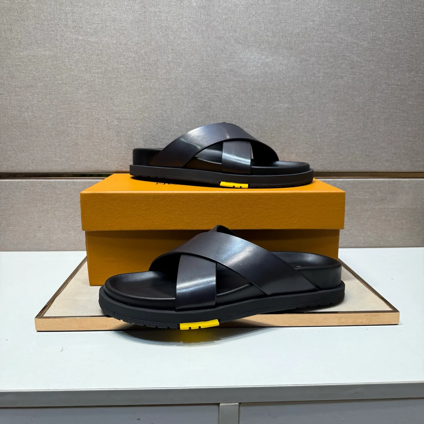 Men's men's shoes 💰pp420 [LV～] Men's casual slippers 2025z cabinet sales simultaneously 🔶Size: 38-44#️⃣ 🔷4 colors🔜The upper is made of cowhide stitching ➕Cowhide lining, comfortable and breathable, sole: original comfortable, wear-resistant and non-slip outsole, ⚠️Real 📱Photography🎬The real thing is better📢📢📢